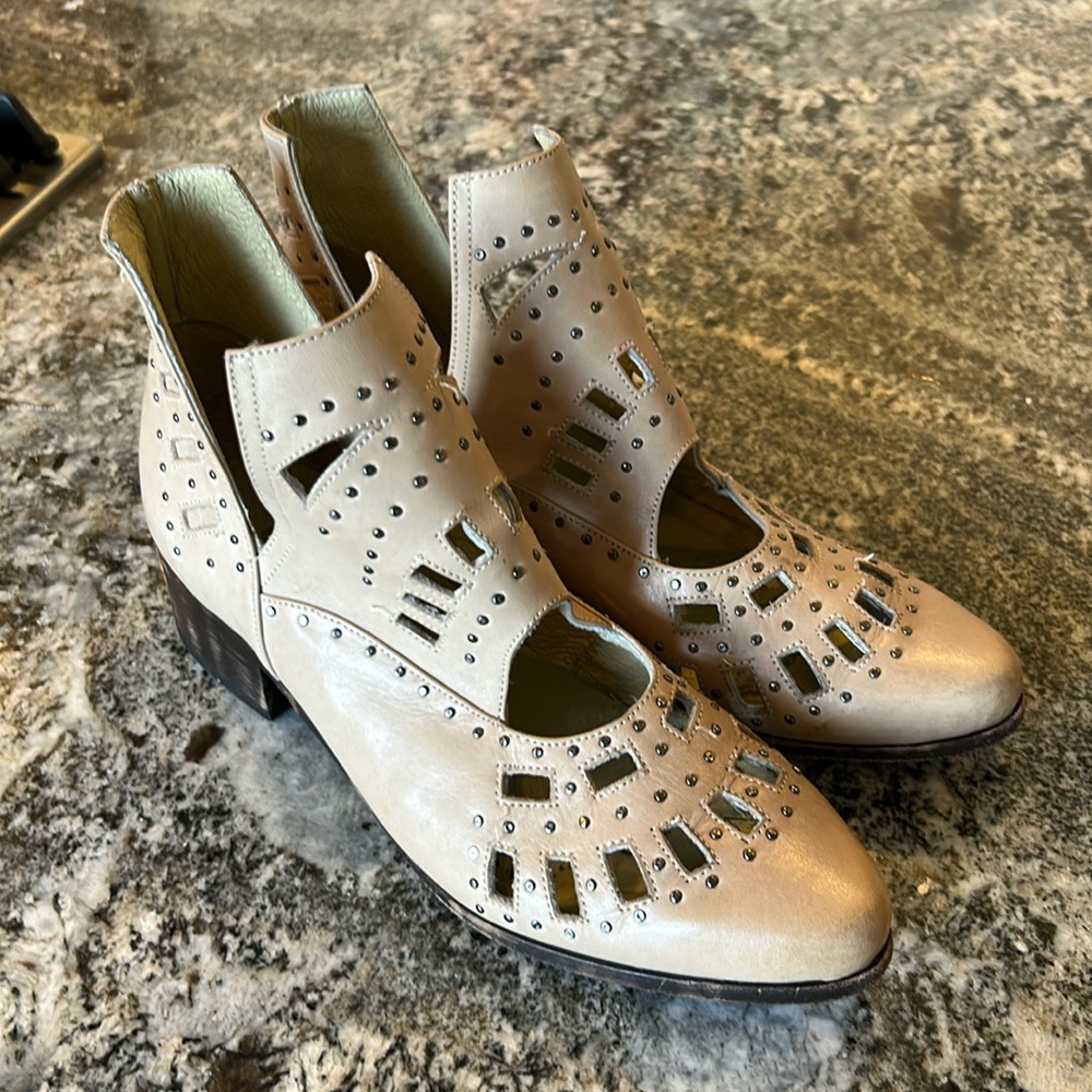 Sbicca Cutout Ankle Boots 8